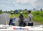 Tingkatkan Kesadaran Berlalu Lintas, Satlantas Polres Pulang Pisau Bagikan Brosur dan Stiker Edukasi