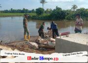 Pengecoran Tepi Dekat Tuntas, Personel Kodim 1009/Tanah Laut Kebut Droping Material ke Tepi Jauh