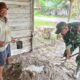 Bantu Ringankan Beban Warga, Babinsa Matang Danau Komsos Bersama Warga Bangun Warung Jualan