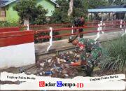 Koramil 1002-07/Batu Benawa Turun Tangan Bersihkan Sampah Akibat Banjir