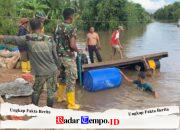 Personel Kodim 1009/Tanah Laut perbaiki Ponton, yang merupakan sarana alternatif untuk distribusi material