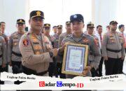 Kapolres Gresik Beri Reward Personel Berprestasi, Dorong Semangat Pengabdian dan Pelayanan