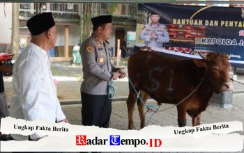 Kapolres Jombang Serahkan Sapi Kurban dari Kapolda Jatim untuk Dua Ponpes