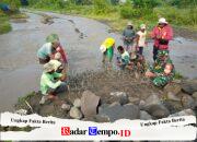 Demi Kelancaran Irigasi Pertanian, Babinsa Kamulan Dampingi Pembersihan Sungai Sodetan Kaliputih