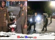 Satpol PP Kecamatan Sukomanunggal Tangani kecelakaan Jalan Licin Akibat Beras Berserakan di Jalan Tanjung Sari