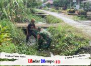 Cegah Timbulnya Penyakit di Musim Hujan, Babinsa Koramil 02/Sejangkung Bersama Warga Gotong Royong Bersihkan Parit