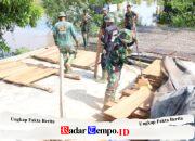 Papan Kayu Ulin untuk Jembatan Garuda Didatangkan, Personel Kodim 1009/Tanah Laut Siapkan Tahap Pemasangan