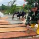 Persiapan Lantai Jembatan Garuda Dimulai, Papan Ulin Jalani Pengecatan Dasar