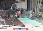 Sebelum Dipasang Personel Kodim 1009/Tla Lakukan Pengecatan Lapis Kedua Papan Kayu Ulin Jembatan Garuda