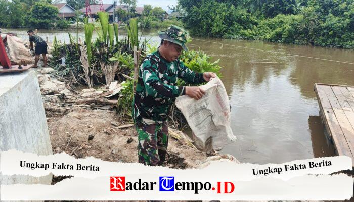 Personel Kodim 1009/Tanah Laut Rapikan Lingkungan Sekitar Angkur Box Tepi Jauh Jembatan Garuda