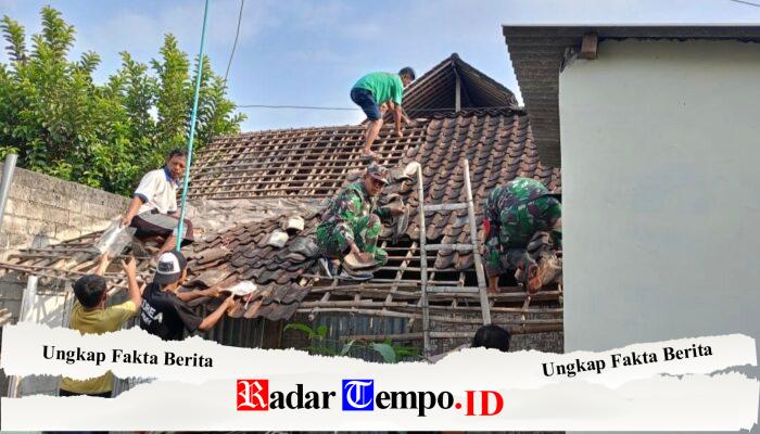 Wujud Kemanunggalan TNI, Babinsa Kademangan Bersama Warga Gotong Royong Rehab Rumah Layak Huni