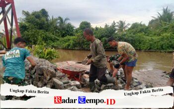Personel Kodim 1009/Tla Lanjutkan Pemasangan Pondasi Penghubung Menuju Menara Pylon