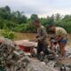 Personel Kodim 1009/Tla Lanjutkan Pemasangan Pondasi Penghubung Menuju Menara Pylon