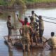 Personel Kodim 1009/Tanah Laut Gotong Royong Seberangkan Main Rope Jembatan Ratusan Kilogram Gunakan Ponton