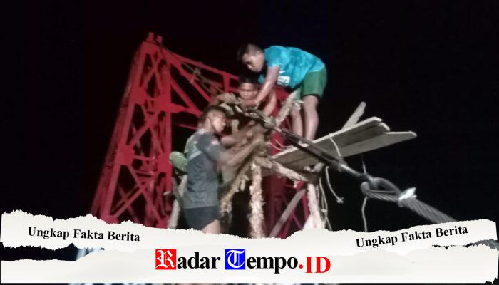 Demi Jembatan Impian Warga, Personel Kodim 1009/Tanah Laut Berjibaku Hingga Larut Malam Pasang Kabel Utama Garuda