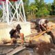 Perkuat Struktur Utama, Personel Kodim 1009/Tanah Laut Pasang Siring Kayu Galam Penahan Abrasi di Jembatan Garuda