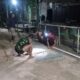 Siang Tak Rampung, Malam Dikebut! Personel Kodim 1009/Tanah Laut Pastikan Bagian Jembatan Garuda Cepat Rampung