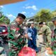 Kodim 1002/HST Bagikan Nasi kepada Ratusan Jamaah dalam Program Jumat Berkah