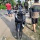 REAKSI CEPAT! Kapolsek Menganti Melalui Kanit Lantas Sigap Evakuasi Korban Laka Lantas di Jalur Raya Pelemwatu