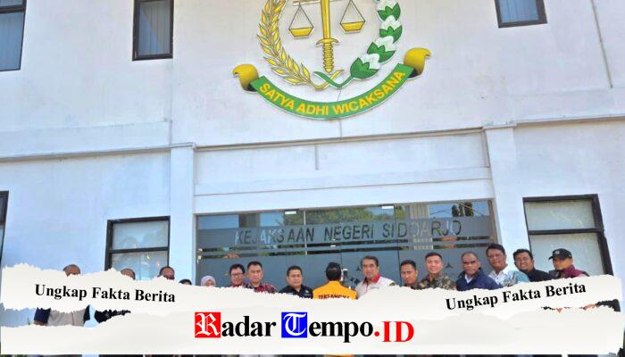 OJK SERAHKAN TERSANGKA DAN BARANG BUKTI KASUS PT BPR SAWA KEPADA KEJAKSAAN NEGERI SIDOARJO