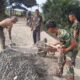 TNI dan Warga Tetap Bangun Empat Jembatan di HST Meski Hari Libur