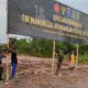 Anggota Satgas TMMD Reguler Ke-129 Kodim 1208/Sambas Pasang Spanduk Jelang Pembukaan