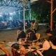 Manfaatkan Momen Nonton Bareng Piala Dunia, Babinsa Kodim 1009/Tanah Laut Pererat Komsos Bersama Warga Desa Binaan