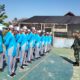 Babinsa Koramil 1008-06/Banua Lawas Tanamkan Disiplin dan Nasionalisme Siswa Baru SMKN 1 Banua Lawas Melalui Latihan PBB