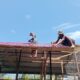 Tahapan Pemasangan Atap RTLH Buk Nining Mulai Dikerjakan, Satgas TMMD Reguler ke-129 Kodim 1208/Sambas Kejar Progres Pembangunan