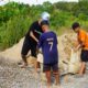 Anak-anak Desa Tempapan Hulu Antusias Bantu Lansir Material Pembangunan Sasaran TMMD Reguler ke-129 Kodim 1208/Sambas