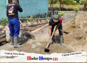 Ciptakan Hasil Plesteran Bangunan RTLH Lebih Berkualitas, Satgas TMMD Ke-129 Ayak Pasir