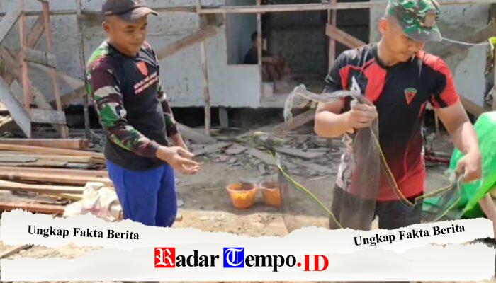 Anggota Satgas TMMD Ayak Pasir Demi Hasil Plester RTLH yang Berkualitas