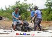 Tetap Semangat, Satgas TMMD Reguler Ke-129 dan Warga Angkut Material Bangunan Gunakan Motor Butut