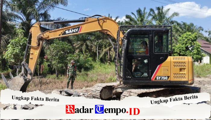Alat Berat Dikerahkan, Percepat Pembangunan Rabat Beton Sasaran TMMD Reguler Ke-129