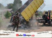 Pengangkutan Material Timbunan Jalan Desa Tempapan Hulu Di Kawal Satgas TMMD Reguler Ke-129 Kodim 1208/Sambas