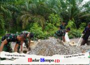 Kompak, Warga Desa Tempapan Hulu Bantu Satgas TMMD Ke-129 Masukkan Material Bangunan ke Dalam Karung