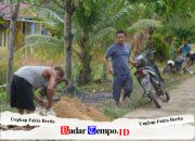 Satgas TMMD Reguler Ke-129 Gelar Material Pasir untuk Percepat Pembangunan Rabat Beton Bersama Warga Desa Tempapan Hulu