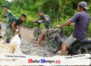 Semangat Gotong Royong, Satgas TMMD Bersama Warga Angkut Material Pasir Gunakan Sepeda Motor