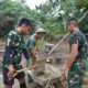 Aduk Semen dalam Arco, Cara Satgas TMMD Reguler Ke-129 Kodim 1208/Sambas Percepat Pengerjaan