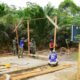 Satgas TMMD Reguler Ke-129 Kodim 1208/Sambas Pasang Kerangka Tiang Kayu RTLH