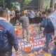 Lempar Telur Busuk ke Spanduk Bergambar Febrie Adriansyah, Aksi AMI Gegerkan Kejati Jatim