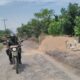 Dansatgas TMMD Ke-129 Kodim 1208/Sambas Tinjau Lokasi TMMD Menggunakan Sepeda Motor