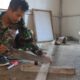 Lanjutkan Pemasangan Instalasi Listrik, Satgas TMMD Ke-129 Wujudkan Rumah Layak Huni yang Nyaman