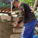Satgas TMMD Ke-129 Lanjutkan Plaster Dinding Tower Penampungan Air Sumur Bor