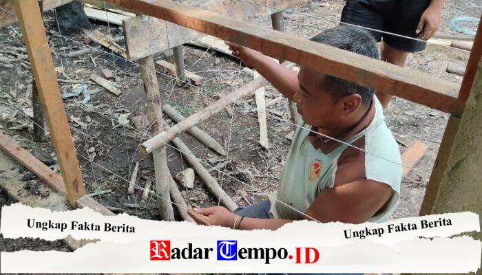 Satgas TMMD Ke-129 Lanjutkan Pemasangan Kawat Dinding RTLH Milik Warga Desa Tempapan Hulu