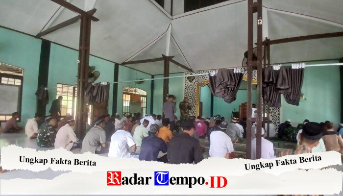 Laksanakan Salat Jumat di Lokasi TMMD Reguler Ke-129, Bukti Kedekatan Satgas Kodim 1208/Sambas dengan Warga Tempapan Hulu