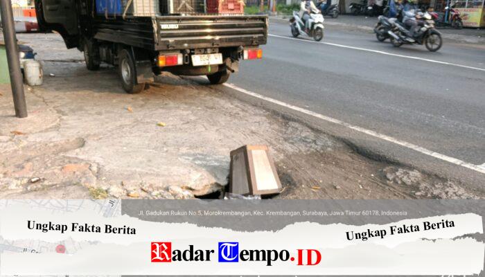 Warga Pasang Tanda di Jalan Berlubang Depan TK Brimob, Keluhkan Belum Ada Perbaikan