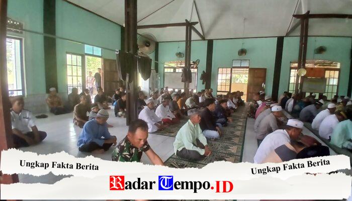 Satgas TMMD Reguler Ke-129 Tunaikan Salat Jumat Bersama Warga Tempapan Hulu