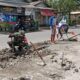 Perlancar Akses dan Cegah Laka, Sertu Tri Rosadi Bersama Warga Kebonduren Gotong Royong Perbaiki Jalan