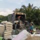 Percepat Pembangunan Rabat Beton, Satgas TMMD Ke-129 Kodim 1208/Sambas Turunkan Material Semen